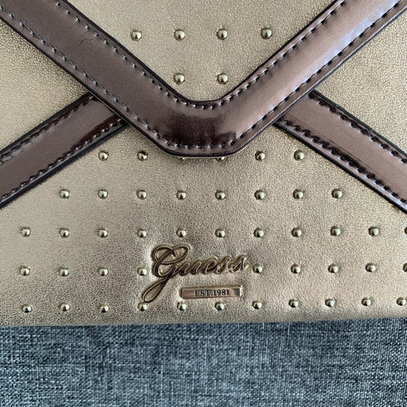 Guess Metallic Stud Envelop Wristlet - NWOT - Picture 2 of 5